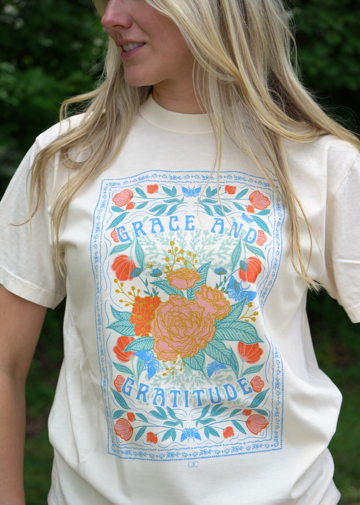 GRACE & GRATITUDE GRAPHIC TEE